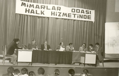 <p>25 Ekim 1976 Adana Kent  Toprakları Semineri<br />  Kaynak:  Mimarlar Odası Arşivi</p>