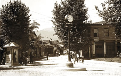 <p><strong>2. </strong>Denizli Delikliçınar  Meydanı, 1945<br />Kaynak: Coşkun Önen</p>