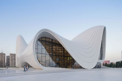 <p><strong>2.</strong> Zaha Hadid Heydar Aliyev Center<br />Kaynak: www.archdaily.com/448774/heydar-aliyev-center-zaha-hadid-architects/ [Erişim: 26.05.2015]