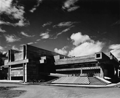 <p><strong>2a.</strong> Ōita Valilik Kütüphanesi, 1962-66,  Ōita, Japonya<br />   Fotoğraf: Yasuhiro  Ishimoto<br />   Kaynak: Arata Isozaki and  Associates</p>