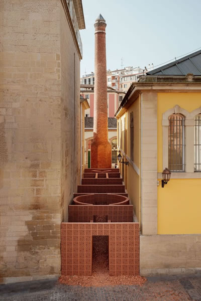 Kaynak: https://www.archdaily.com/970549/types-of-spaces-installation-at-concentrico-festival-palma-plus-hanghar/61704c66bfab7401660c2323-types-of-spaces-installation-at-concentrico-festival-palma-plus-hanghar-photo