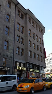 <p><strong>2a. </strong>Ankara Ulus  Anafartalar Caddesi’nde ve Hacı Bayram’da İslami soylulaştırma<br />  Fotoğraf: Ali Uzay Peker</p>