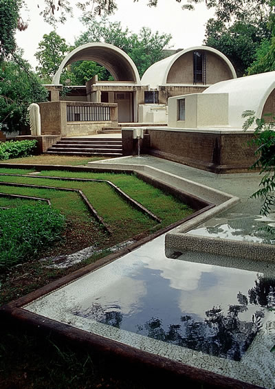 <p><strong>2a.</strong> Sangath Architects  Studio, 1980, Ahmedabad-Hindistan</p>