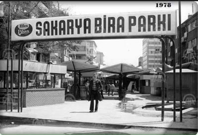 <p><strong>2a. </strong>Yayalaştırılan Sakarya  Caddesi, “Sakarya Bira Parkı” ve kent mobilyaları</p>