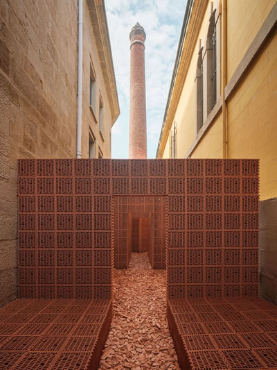 Kaynak: https://www.archdaily.com/970549/types-of-spaces-installation-at-concentrico-festival-palma-plus-hanghar/61704c66bfab7401660c2323-types-of-spaces-installation-at-concentrico-festival-palma-plus-hanghar-photo