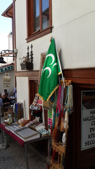 <p><strong>2b. </strong>Ankara Ulus  Anafartalar Caddesi’nde ve Hacı Bayram’da İslami soylulaştırma<br />  Fotoğraf: Ali Uzay Peker</p>