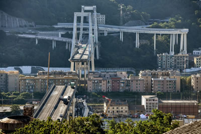 <p><strong>2c. </strong>14 Ağustos 2018 günü  olay sonrası görüntüsü<br />Kaynak: www.sbs.com.au/news/genoa-bridge-collapse-caught-on-camera [Erişim: 01.09.2018]