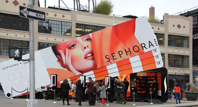 <p><strong>2c. </strong>Sephora,  2011.<br />Kaynak: http://editorial.designtaxi.com/news-sephorapantonepopup0304/1.jpp, [Erişim: 09.02.2014]