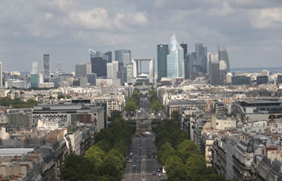   <strong>2c.</strong> Paris kent merkezinden La Defense’a  bakış içinde La Grand Arche<br />Kaynak:  www.mijnkeuze.nl/coppermine/albums/userpics/10001/20110724LaDefenseKlein.jpg  [Erişim:06.08.2014]</p>