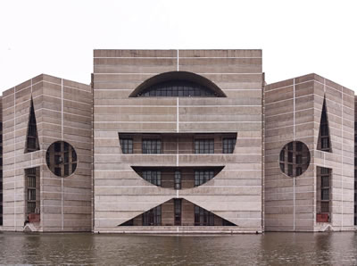 <p><strong>3.</strong> Bangladeş  Parlamentosu, Dakka, Bangladeş, 1962-1974. Mimar: Louis Kahn</p>