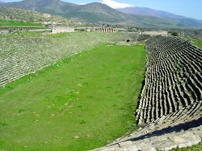 <p><strong>3. </strong>Stadyum, kentin en  iyi korunmuş ve en görkemli yapılarından. 62 metre uzunluk, 50 metre genişliğe  sahip yapı 30.000 izleyici kapasitelidir.</p>