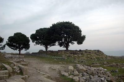 <p><strong>Resim  3.</strong> Zeus  Sunağının özgün yerinin bir numaralı bakı noktasından günümüzdeki görünümü<br />  Fotoğraf: N.  E. Karabağ, Şubat 2016</p>