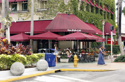 <p><strong>3.</strong> Lincoln Road Mall, Miami Beach, Florida  Eyaleti. Morris Lapidus tarafından tasarlandı, 1959 da açılışı yapıldı. Mall’un  renovasyonu 1999 da yapıldı. <br />   Fotoğraf: Taner R. Özdil </p>