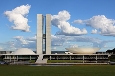 <p><strong>3.</strong> Brezilya Ulusal Kongre Binası, Brezilya,  Oscar Niemeyer<br />   Fotoğraf: Gary  Yim</p>