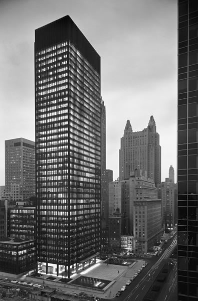 3. Seagram Ofis Binası (1958, Mies van der Rohe)