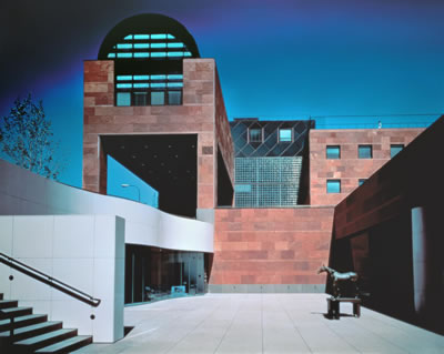 <p><strong>3.</strong> Los Angeles Çağdaş Sanat Müzesi,  1981-86 Los Angeles, Kaliforniya, ABD<br />   Fotoğraf: Yasuhiro Ishimoto </p>