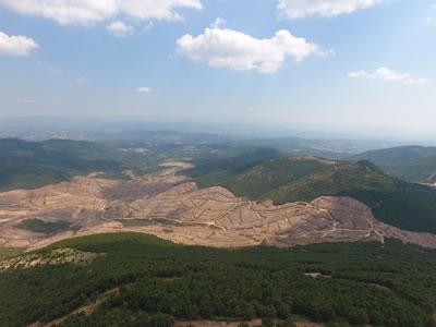 <p><strong>3.</strong> Kaz Dağlarında (Kirazlı bölgesi) madencilik faaliyetleri nedeniyle  tıraşlanan orman alanı. Kaynak: Çanakkale Belediyesi ve TEMA Vakfı</p>