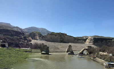 <p><strong>3.</strong> Hasankeyf Eski Köprü ve arka planda Hasankeyf Yukarı Şehir, 2019<br />   Kaynak: Pınar Aykaç</p>