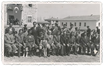 <p><strong>3.</strong> Okulun kuruluş yıldönümünden bir  fotoğraf, 17 Nisan 1950.<strong></strong><br />   Kaynak:  Akçadağ Anadolu Öğretmen Lisesi Arşivi<strong></strong></p> 