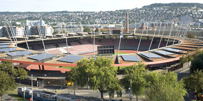 <p><strong>Resim 3. </strong>2008 Avrupa Futbol Şampiyonasında  kullanılan Zürih  Letzigrund Stadyumu  ve 2500 m2 lik fotovoltaik panel  kullanımı (1925 tarihinde hizmete giren stadyum, 2008 Avrupa Şampiyonası kapsamında  konfor standartlarını sağlayabilmek adına yıkılıp yerinde tekrar inşa edilmiş  ve 2007 yılında açılışı yapılmıştır.)<br />Kaynak: https://www.stadt-zuerich.ch