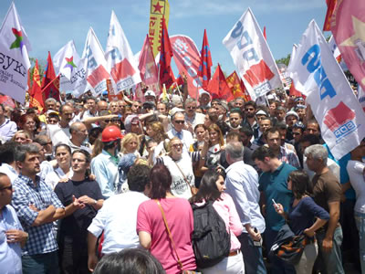 Mücella Yapıcı Taksim Dayanışması adına bildiriyi okurken, Haziran 2013 (Fotoğraf: Sami Yılmaztürk)