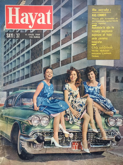 <p><strong>3.</strong> <em>Hayat</em> dergisi 11 Eylül 1959, 37. sayı kapağı. Sosyal medyada da farklı  yorumlarla ve otelin Hilton ya da Tarabya olduğu yanlış bilgisiyle sıklıkla  paylaşılan fotoğrafta, Çınar Otel önünde park eden Amerikan 1958 model Cadillac  Coupe Deville araba üzerinde oturan genç kadınlar “Üç Avrupalı Güzel İstanbul’da”  başlığıyla iç kapakta isimlendirilmişlerdir. Fotoğraf modernleşme ülküsünün tam  bir yansıması olarak okunabilir. Sahneyi kuran modern mimarinin çok önemli bir  simgesi, Çınar Oteldir. Amerikan arabası üzerinde poz veren ve Avrupalı  oldukları söylenen “güzeller”, giyim kuşamları, beyaz topuklu pabuçları, saç ve  makyajları, neşeli gülümseyişleri ile dönemin genç kızları için rol model  oluşturmaktaydı. Dergiyi satın alanlar için, bu fotoğraftaki imge, özellikle  yabancı filmlerden oldukça tanıdıktır. (Konuyla ilgili olarak, Zeynep Tuna  Ultav ve Hande Atmaca Çetin ile yaptığımız araştırma, yayın aşamasındadır.) <br /> 	Kaynak: Yazar Arşivi (Fotoğraf: Ali Suavi Sonar)</p> 