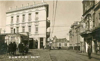 <p><strong>3.</strong> Samsun Bankalar Caddesinin 1930 lu  yılların ilk yarısına ait fotoğrafı. <br /> 	Kaynak: <strong>Fotoğraflarla Samsun-1919-1959</strong>, s.170.</p>