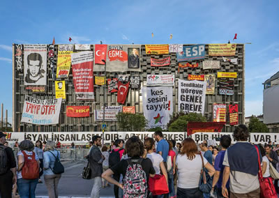 <p><strong>3.</strong> Gezi protestoları sırasında Taksim AKM binası<br /> Fotoğraf: Murat Germen</p>