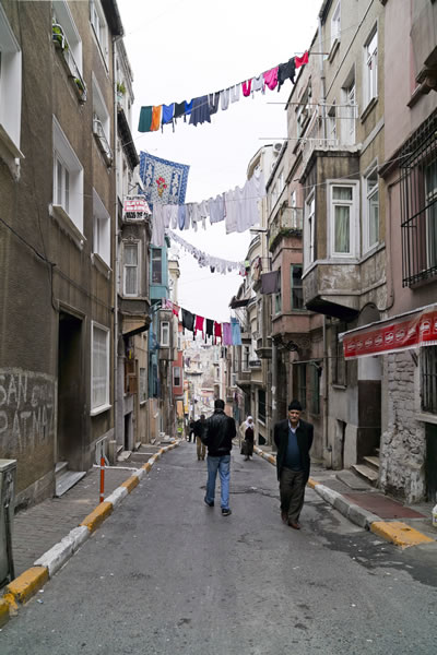 <p><strong>3. </strong>Geleneksel Dokuda Sokak Kullanımı, Tarlabaşı,  İstanbul.<br />  Fotoğraf: Engin Korkmaz</p>