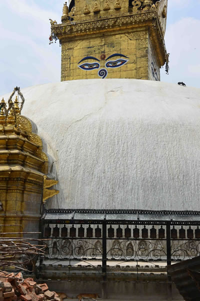 <p><strong>Resim 3. </strong>Swayambhu Tapınağı’nda çatı hasarı<br />  Fotoğraf:  Kai Waise</p>