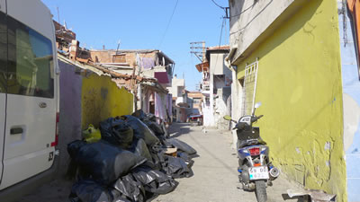 <p><strong>Resim 3.</strong> Daha  düşük sosyo-ekonomik koşullarda yaşayanların barınma şekli, Çadırlar<br />  Fotoğraf:<strong> </strong>Duygu Gökce</p>