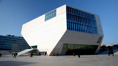 <p><strong>Resim  3. </strong>Casa  de Musica, Porto, 2005. Landform Building tasarımcıları jeolojiye içkin  olguları (sıkışma / gerilim / aşınma / yığılma) yükseltiler, kraterler,  kıvrılan-katlanan zeminlerle mekânlaştırırlar.<strong></strong><br />Kaynak: upload.wikimedia.org/wikipedia/commons [Erişim: 01.08.2015]