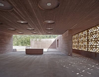 <p><strong>Islamic  Cemetery, Altach, Avusturya</strong><br /><strong>Mimar:</strong> Bernado  Bader Architects, Dombirn, Avusturya<strong><br /></strong>(© AKAA / Adolf Bereuter)</p>