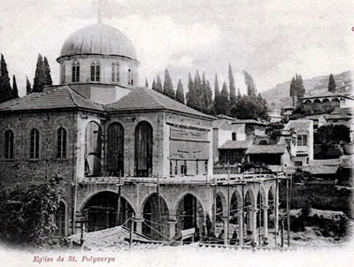 <p><strong>Resim  3.</strong> Aya Voukolos  Kilisesi ve fiziksel çevresinin 1899 tarihli görünümü (Kartpostalda St.  Polikarp olarak belirtilen yapı, Orhan Beşikçi’nin <em>Basmane Günlüğü</em> adlı eserinde (s.89) de belirttiği üzere, Aya  Voukolos Kilisesi’dir.)<br />  Kaynak: İzmir  Kartpostalları1900, 2013, s.200.</p>