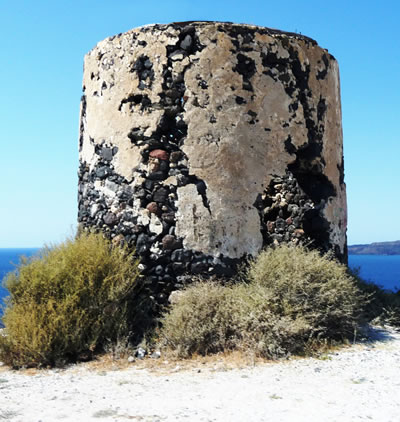 3. Boşluklu bazalt (ponza) ile inşa edilmiş bir yel değirmeni kalıntısı, Santorini.