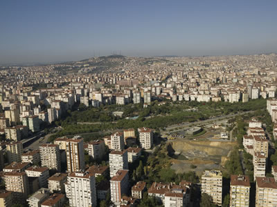 <p><strong>3.</strong> Göztepe Özgürlük Parkı ve sağ tarafta Meteoroloji Müdürlüğü arsası ile proje  alanı</p>