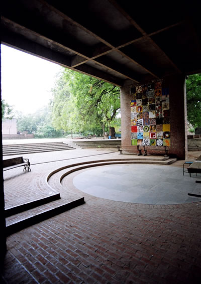 <p><strong>3a.</strong> Centre for  Environmental Planning & Technology, 1966–2012 (Aşamalı olarak), Ahmedabad,  Hindistan</p>