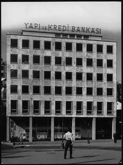 <p><strong>3b. </strong>(solda) 1950 lerin sonundan bir kare,  (sağda) Paul Schmitthennerin yapısı<br /> Fotoğraf: Ara Güler<br /> Kaynak: Teğet Mimarlık</p>