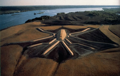 <p><strong>3b.</strong> Effigy Tumuli Heykelleri (1983-1985), Michel  Heizer </p>Kaynak: http://onasecretmission.blogspot.com.au/2012/09/designer-of-month-michael-heizer_21.html