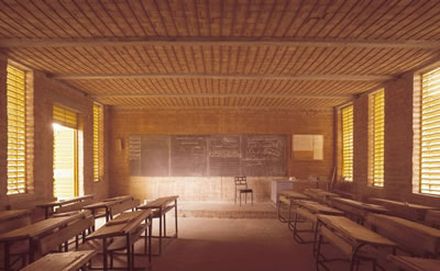 <p><strong>3b. </strong>Gando  İlkokulu cephesi ve derslikleri <br />Kaynak: “Gando Primary School”, https://www.kerearchitecture.com/work/building/gando-primary-school-3 [Erişim: 01.05.2022].