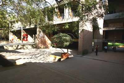 <p><strong>3c.</strong> Centre for  Environmental Planning & Technology, 1966–2012 (Aşamalı olarak), Ahmedabad,  Hindistan</p>