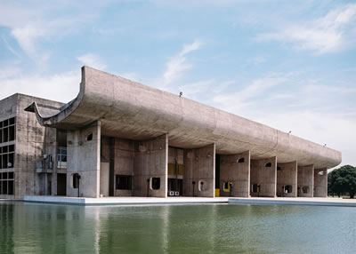 <p><strong>4.</strong> Chandigarh Meclis Sarayı, Hindistan,  Le Corbusier</p>