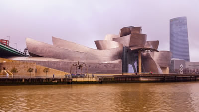 <p><strong>4.</strong> Guggenheim Bilbao Müzesi, F. Gehry,  Bilbao, 1991-1997. Yapı tasarım-üretim süreçleri ve kente olan etkileriyle  günümüz mimarlığı bağlamında önemli bir yere sahiptir. Gehrynin mimari projeye  ilişkin yaptığı eskizler üzerine üretilen birçok maket üç boyutlu mekanik ve  optik tarayıcılardan geçirilerek CATIA programına aktarılmış, bundan sonraki  mimari, mühendislik ve üretim aşamaları bu sayede çözümlenmiştir.<br />   Kaynak: guggenheim.org</p>