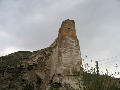 <p><strong>4.</strong> Hasankeyf  Yukarı Şehirdeki Küçük Saray, 2007<br />   Kaynak: Pınar Aykaç</p>