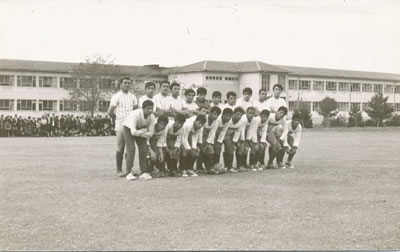 <p><strong>4.</strong> Tören ve müsabaka, 1965.<strong></strong><br />   Kaynak:  Akçadağ Anadolu Öğretmen Lisesi Arşivi<strong></strong></p>