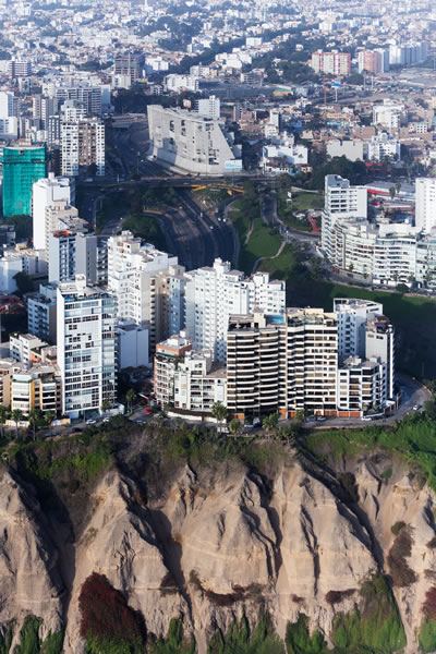 <p><strong>4.</strong> University  Campus UTEC Lima, “insan yapımı bir uçurum”<br />   Fotoğraf: Iwan Baan</p>