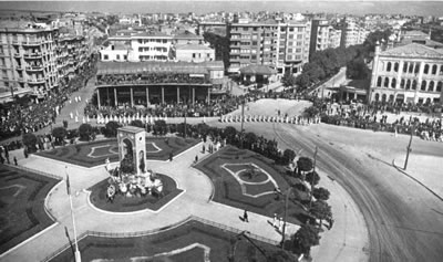 <p><strong>4. </strong>Taksimden  Talimhane bölgesine bakış, 1940 lar<br /> 	Kaynak:  Cengiz Kahraman arşivi. Kuruyazıcı, Hasan, 2014, “Cumhuriyetin İstanbuldaki Simgesi  Taksim Cumhuriyet Meydanı”, <strong>İTÜ Vakfı</strong>,  sayı:63.</p>