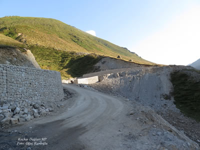 <p><strong>4.</strong> Yeşil Yol inşaatı, Kaçkar Dağları<br /> 	Fotoğraf: Oğuz Kurdoğlu</p>