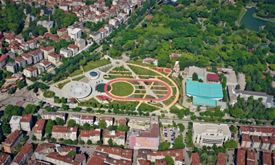 <p><strong>4. </strong>1961 yılında açılan  ulusal mimarlık yarışmasında birincilik ödülü kazanan Muhlis Türkmen, Hamdi  Şensoy ve Orhan Şahinler tasarımı Atatürk Kapalı Spor Salonu ve bitişik  parselde millet bahçesi yapılmak üzere yıkılan Atatürk Stadyumu<br /> 	Kaynak: Mimarlar Odası Bursa  Şubesi arşivi</p>