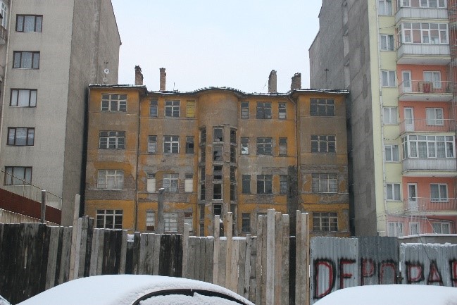 4. Emek Apartmanı arka cephe Kaynak: 	Sivas Kültür ve Tabiat Varlıklarını Koruma Bölge Kurulu Arşivi